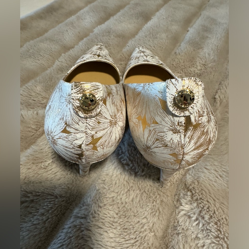 Michael Kors white and gold heels! - Picture 5 of 7